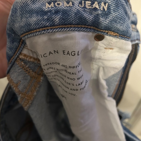 Women’s American Eagle Distressed Mom Jean - Picture 4 of 4